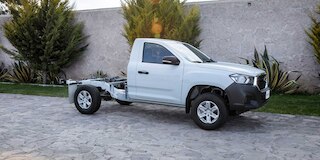 Chevrolet S10 Max 2025, versión chasis, pickup con rines de aleación en aluminio de 16 pulgadas y faros de halógeno