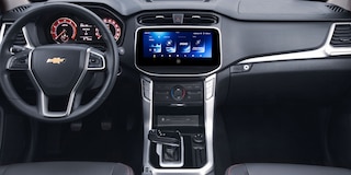 Vista interna S10 Max 2025, tu pickup con sistema de infoentretenimiento Chevrolet